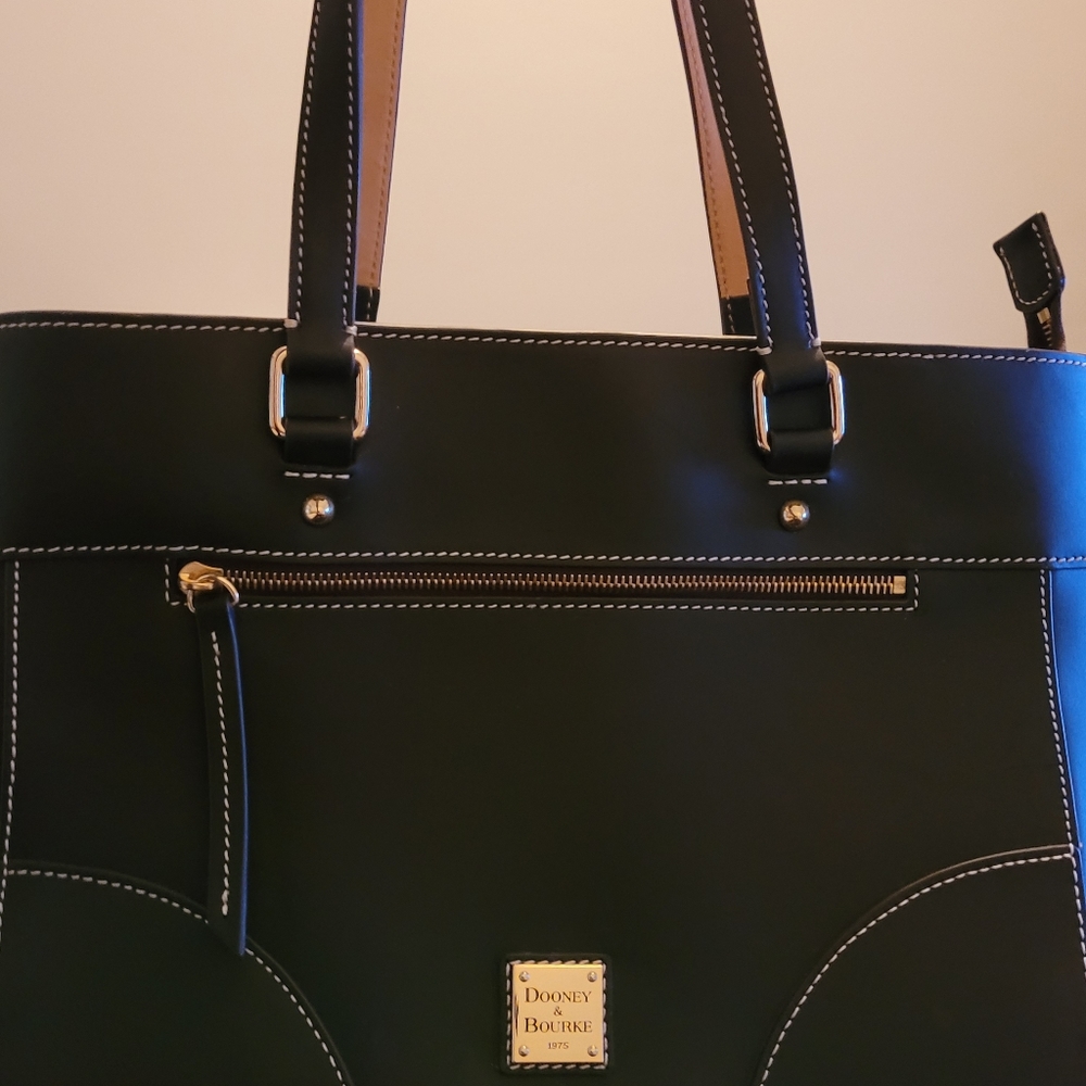 Dooney&Bourke Large tote bag. Excellent condition.
